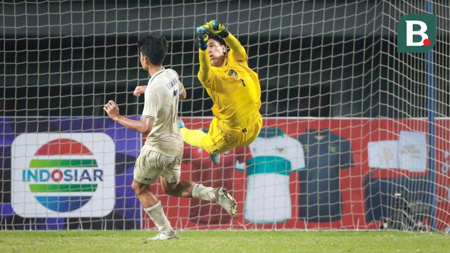 Foto: Aksi Heroik Cahya Supriadi Saat Selamatkan Gawang Timnas Indonesia U-19 dari Gempuran Thailand di Piala AFF U-19
