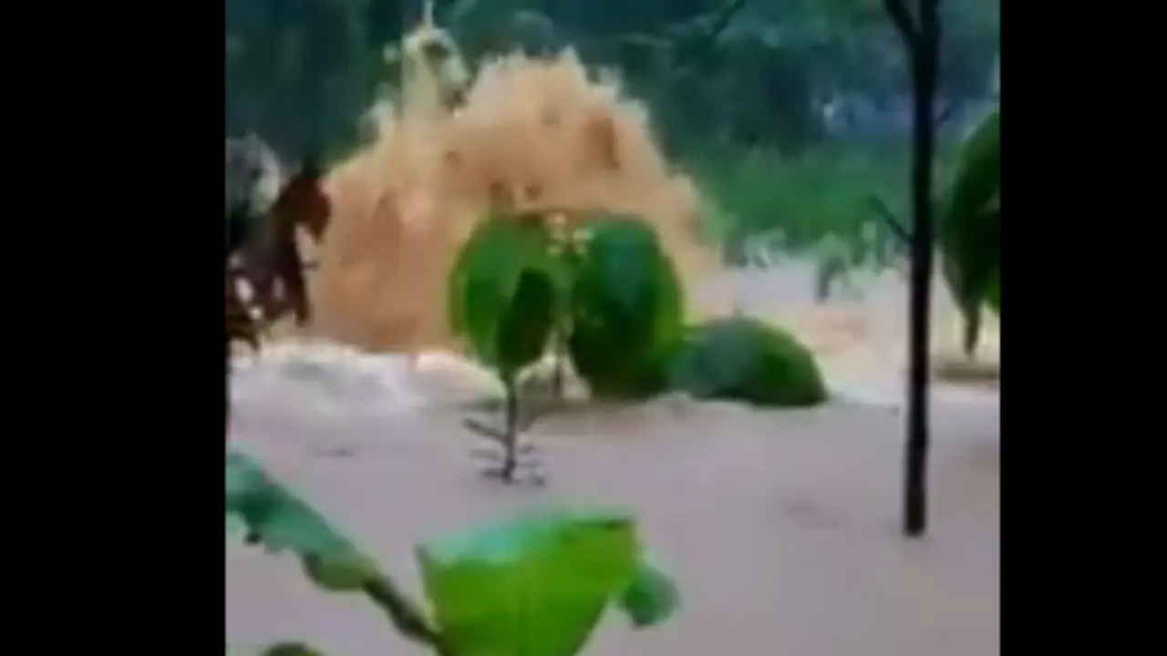 Fenomena tak biasa pun terjadi di Kabupaten Gunung Kidul. Di tengah banjir, ada air yang terus menyembur ke permukaan.
