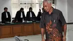 Terdakwa Bupati Biak Numfor, Yesaya Sombuk dalam sidang putusan vonis di Pengadilan Tipikor, Jakarta, Rabu (29/10/2014). (Liputan6.com/Miftahul Hayat)