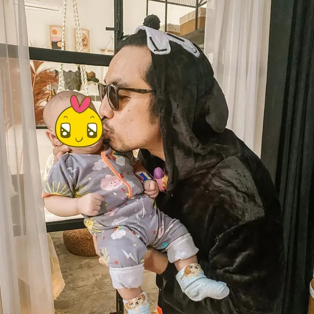 7 Potret Komo Ricky Momong Anak Pertama, Curi Perhatian
