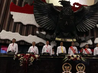 Sejumlah pegawai melakukan gladi resik di Gedung Kura-Kura di Kompleks Parlemen Senayan, Jakarta, Kamis (15/8/2019). Gladi tersebut dilakukan untuk persiapan menjelang pidato presiden dalam rangkaian sidang tahunan MPR, DPR dan DPD 16 Agustus 2019 mendatang. (Liputan6.com/Johan Tallo)