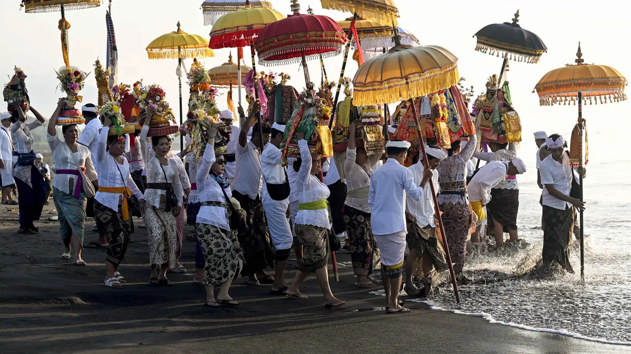 Jelang Nyepi, Umat Hindu Bali Laksanakan Upacara Melasti