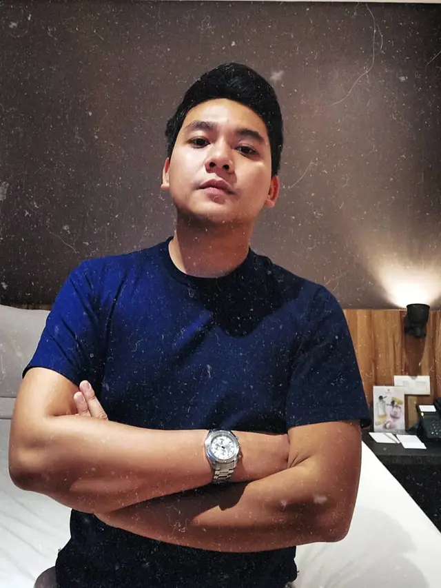 Sempat Viral, Ini 6 Potret Donny Prima Yuszela Sosok Pramugara Suapi Orang Tua
