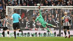 Kiper Newcastle, Loris Karius berusaha menghalau bola tendangan pemain Manchester United pada laga final Carabao Cup 2022/2023 di Stadion Wembley, London, Senin (27/02/2023) dini hari WIB.&nbsp;(AFP/Glyn Kirk)