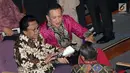 Ketum Partai Hanura Oesman Sapta Odang (OSO) (kiri) berbincang dengan Ketua DPR Bambang Soesatyo saat hadir dalam perayaan HUT Ketum PDIP Megawati Soekarnoputri di Taman Ismail Marzuki (TIM), Jakarta, Selasa (23/1). (Liputan6.com/Faizal Fanani)