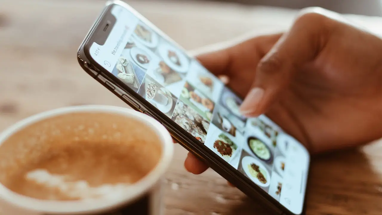 Ilustrasi food delivery, order makanan
