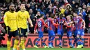 Para pemain Crystal Palace merayakan gol yang dicetak Jordan Ayew ke gawang Arsenal pada laga Premier League di Stadion Selhurst Park, London, Sabtu (11/1). Kedua klub bermain imbang 1-1. (AFP/Daniel Leal-Olivas)