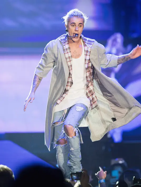Menurut sang manager Scooter Broun, Justin Bieber alami kelelahan ketika ia melakukan tur dunia yang diselenggarakan di beberapa kota besar. Tak hanya itu, Bieber pun nyaris jatuh pingsan ketika melakukan aksi panggungnya. (AFP/Bintang.com)
