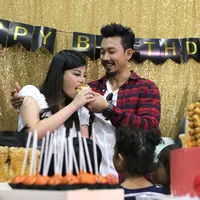 Denny Sumargo dan Dita Soedarjo. (Nurwahyunan/Fimela.com)