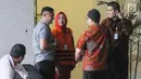 Istri muda Bupati Bengkulu Selatan Dirwan Mahmud, Hendrati (tengah) bersiap menjalani pemeriksaan di Gedung KPK, Jakarta, Rabu (23/5). Ini merupakan pemeriksaan perdana Hendrati pascapenahanan setelah terjaring OTT KPK. (Merdeka.com/Dwi Narwoko)