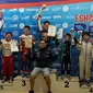 Sergio Noor (tengah) jadi juara di kelas Mini Rok pada kejuaraan Eshark Rok Cup di Sirkuit Sentul (Istimewa/Liputan6.com)