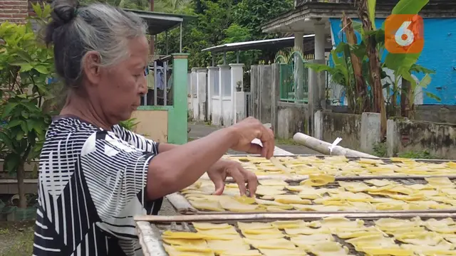 Para pengusaha kerupuk di Banyuwangi bersusah payah menjemur krupuk produksinya ditengah cuaca ekstrem (Hermawan Arifianto/Liputan6.com)