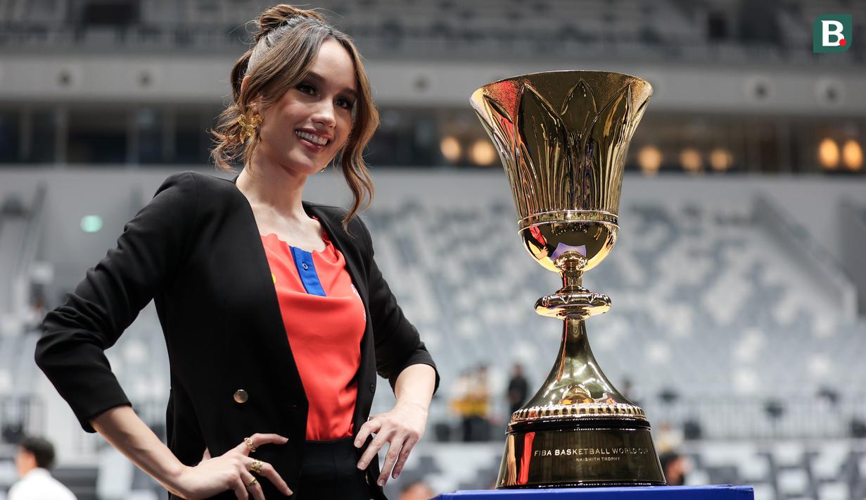 Selebritas Indonesia, Cinta Laura berfoto bersama dengan trofi Piala Dunia Basket atau sering disebut Naismith Trophy setelah peresmian Indonesia Arena pada Senin (07/08/2023) di Senayan, Jakarta. (Bola.com/Bagaskara Lazuardi)