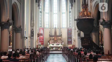Umat Katolik menjalankan ibadah misa di Gereja Katedral Jakarta, Minggu (12/7/2020). Gereja Katedral Jakarta kembali menggelar misa bagi umat Katolik dengan menerapkan protokol kesehatan untuk mencegah penularan Covid-19. (Liputan6.com/Immanuel Antonius)