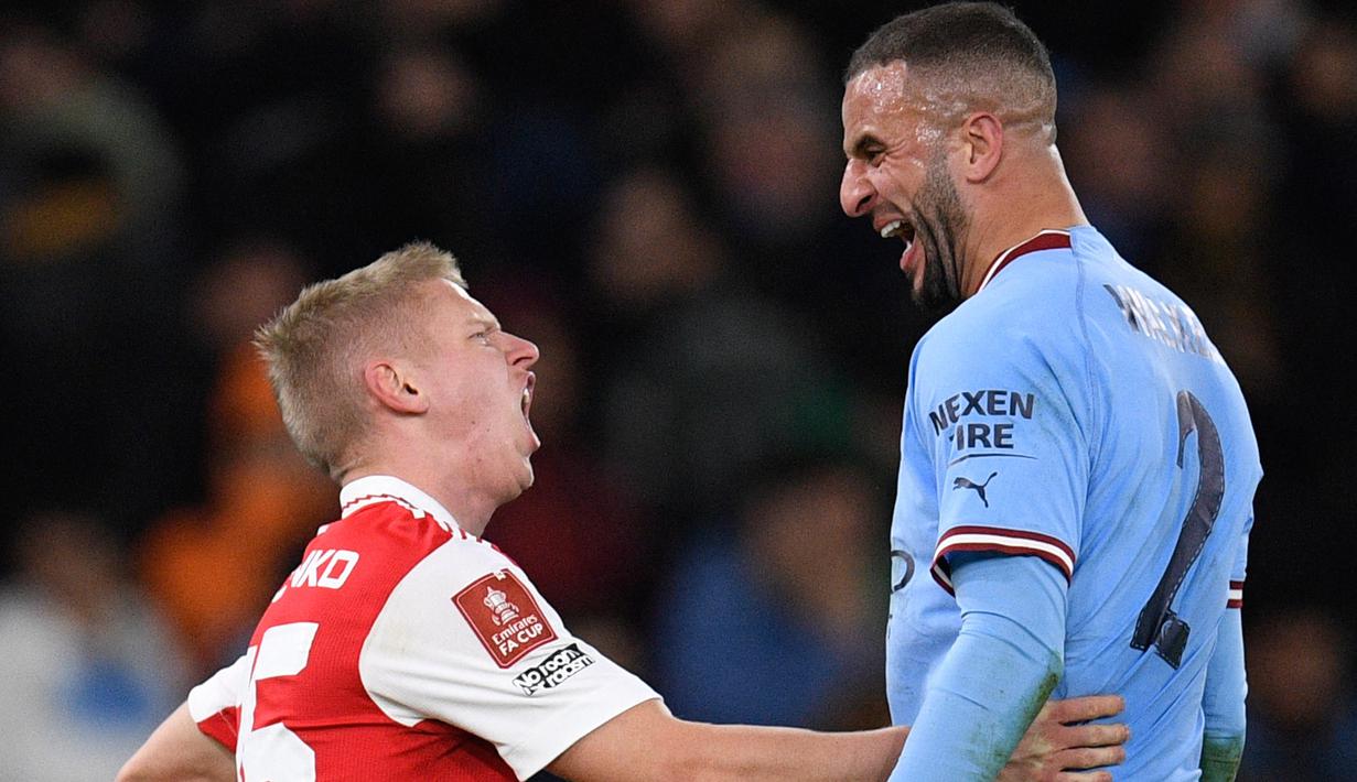 Pemain Arsenal, Oleksandr Zinchenko (kiri) mendapatkan keisengan dari pemain Manchester City, Kylie Walker setelah laga putaran keempat Piala FA 2022/2023 yang digelar di Etihad Stadium, Sabtu (28/1/2023) dini hari WIB. (AFP/Oli Scarff)