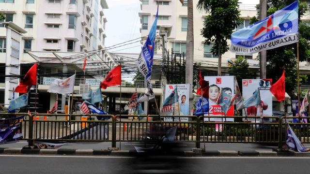 Pemasangan Alat Peraga Kampanye di Kawasan Jalan Dr Saharjo Jakarta