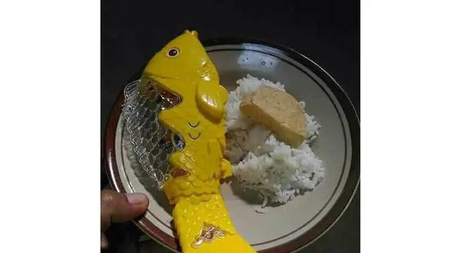 6 Menu Sahur Pakai Mainan Ini Absurd, Makanan Tanggal Tua