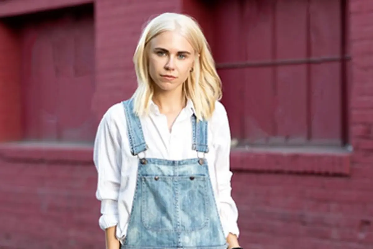 Overal Denim dengan Kemeja? Pilihan Cocok untuk Bergaya Catchy
