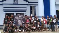 Belasan pemuda Papua lakukan aksi diam di depan Kantor Wilayah Hukum dan HAM Papua. (Liputan6.com / Katharina Janur / Jhon Gobay)