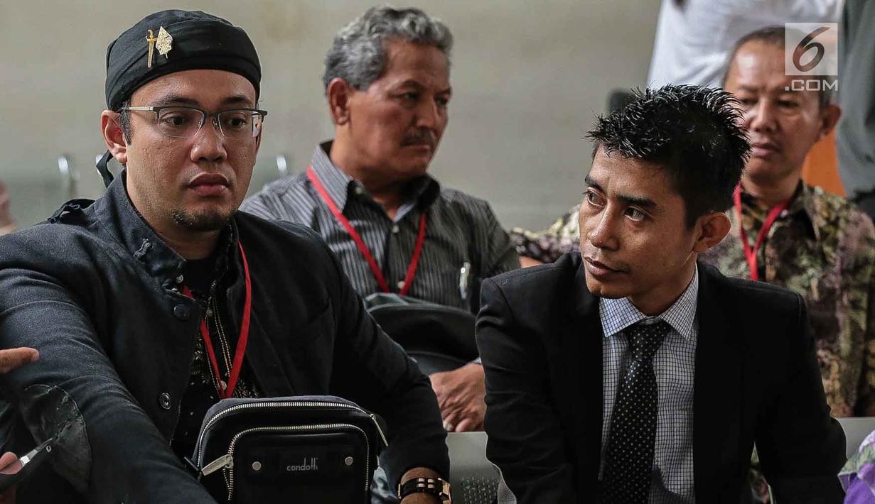 Sandy Tumiwa (kiri) saat menghadiri mediasi di Pengadilan Negeri Jakarta Selatan, Kamis (1/3). Mediasi tersebut bicara soal keinginan masing-masing dalam penyelesaian masalah hak asuh anak. (Liputan6.com/Pool/Adrian)