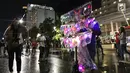 Pedagang menjual aksesoris rambut pada malam pergantian tahun di kawasan Bundaran HI, Jakarta, Senin (31/12). Pergantian tahun dimanfaatkan pedagang untuk mencari keuntungan dengan berjualan pernak pernik tahun baru.(Liputan6.com/Angga Yuniar)