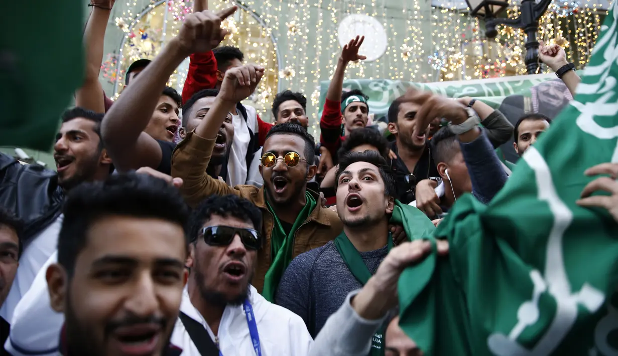 Suporter Arab Saudi bernyanyi dan menari menyambut gelaran Piala Dunia di Jalan Nikolskava, Moskow, Rabu (13/6/2018). Piala Dunia 2018 akan berlangsung pada 14 Juni hingga 15 Juli mendatang. (AP/Rebecca Blackwell)