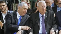 PM Israel Benjamin Netanyahu (kiri) dan Presiden Israel Reuven Rivlin (kanan) menghadiri upacara peringatan untuk mendiang presiden Shimon Peres, di pemakaman Mount Herzl di Yerusalem pada 19 September 2019. (GIl Cohen-Magen / AFP)