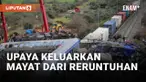 TIM PENCARI MULAI POTONG PANEL LOGAM KERETA UNTUK KELUARKAN MAYAT DARI RERUNTUHAN TABRAKAN