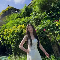 Lim Ji Yeon membagikan beberapa foto ootd saat berada di Bali. Ia tampil dengan setelan warna putih dari atasan bustier berkancing depan dipadukan celana pendek. [@limjjy2]