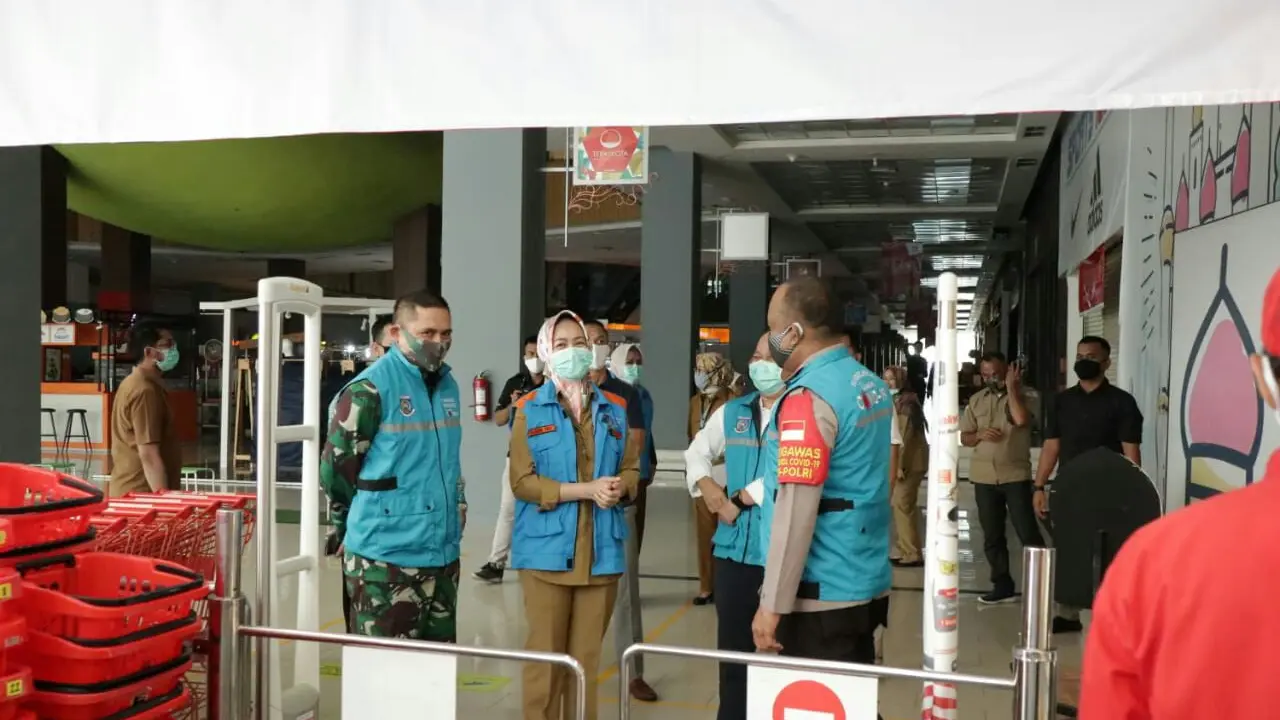 Wali Kota Tangerang Selatan Airin Rachmi Diany saat meninjau sejumlah lokasi bisnis di wilayahnya.