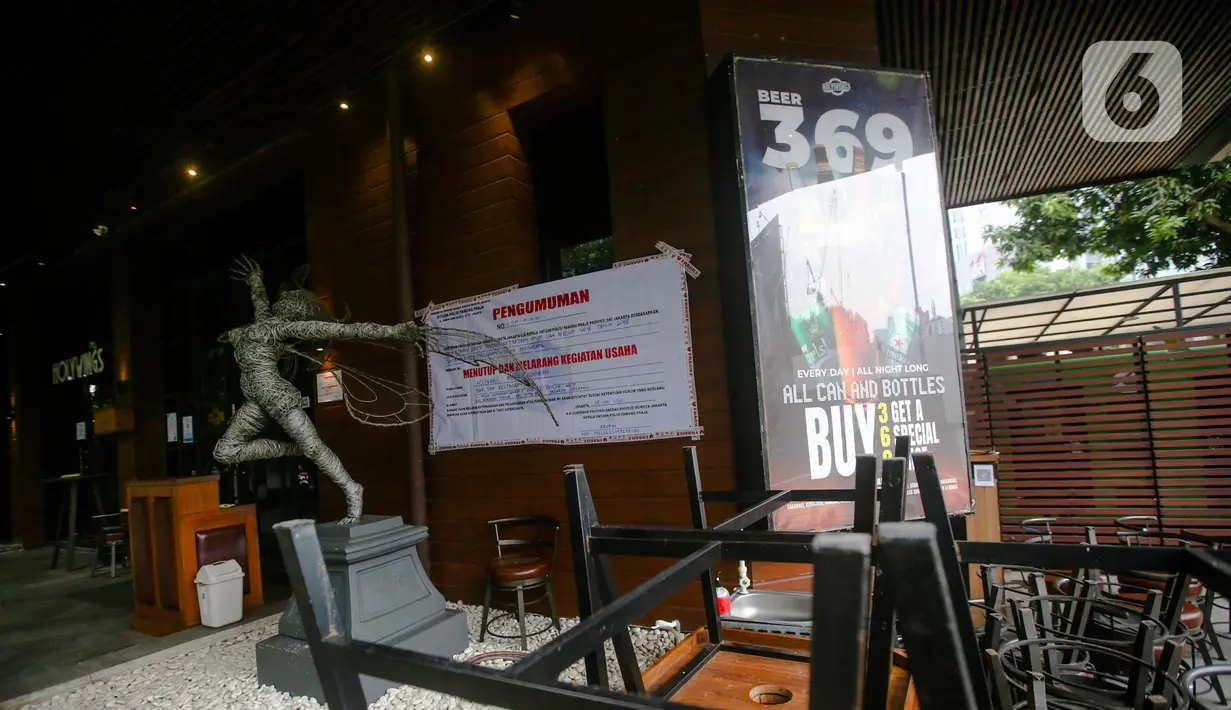 Suasana sepi usai petugas Satpol PP menempelkan sticker berisi informasi penutupan dan penyegelan outlet Holywings Epicentrum di Kuningan, Jakarta, Selasa (28/6/2022). Dinas PM-PTSP mencabut izin 12 outlet Holywings di Jakarta sesuai ketentuan yang berlaku," kata dia dalam keterangan tertulisnya, Senin, 27 Juni 2022. (Liputan6.com/Faizal Fanani)
