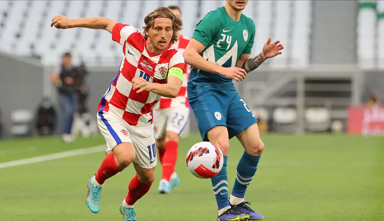 Luka Modrić menjadi pemain dengan caps terbanyak di Grup F. Ia tercatat telah membuat 154 penampilan bersama Timnas Kroasia. Modric dan kolega sering menjadi kuda hitam di Piala Dunia. Terakhir, mereka berhasil sampai final pada 2018 namun dikalahkan oleh Prancis. Kini, Modric masih berseragam Real Madrid sejak 2012 silam. (AFP/Karin Jaafar)