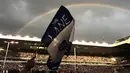 Pelangi muncul saat ribuan suporter Tottenham Hotspur berada di lapangan usai pertandingan Tottenham Hotspur melawan MU di stadion White Hart Lane, London, (14/5). (AP/Frank Augstein)