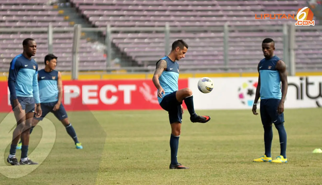 Tiga pemain naturalisasi, yakni Victor Igbonefo, Raphael Maitimo, dan Greg Nwokolo sudah terlihat berlatih bersama Timnas Indonesia (Liputan6.com/ Helmi Fithriansyah)