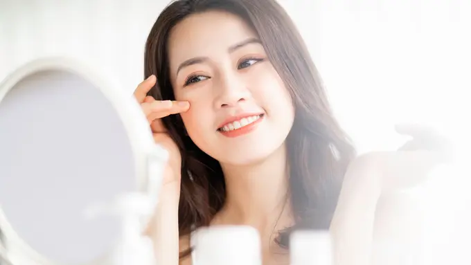 Ups, 4 Kesalahan Ini Sering Terjadi Saat Menyamarkan Mata Panda dengan Makeup!