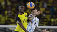 Gelandang Ekuador Moises Caicedo berebut bola dengan bek Argentina Juan Foyth pada laga kualifikasi Piala Dunia 2022 zona CONMEBOL di Estadio Monumental Banco Pichincha, Rabu (30/3/2022). Argentina dipaksa menelan hasil imbang 1-1 atas Ekuador. (FRANKLIN JACOME / POOL / AFP)