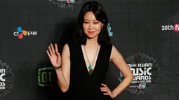 Aktris Korea Selatan, Gong Hyo-jin Hyuna berpose di karpet merah Mnet Asian Music Awards (MAMA) 2015 di Hong Kong, Rabu (2/12). Aktris yang bermain dalam drama Pasta itu tampil cantik dengan gaun hitam nan elegan. (REUTERS/Bobby Yip)