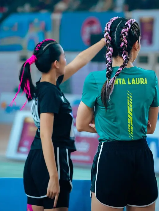 Mengenakan kostum warna hijau dengan tulisan Cinta Laura dan celana pendek hitam. [Instagram/claurakiehl]