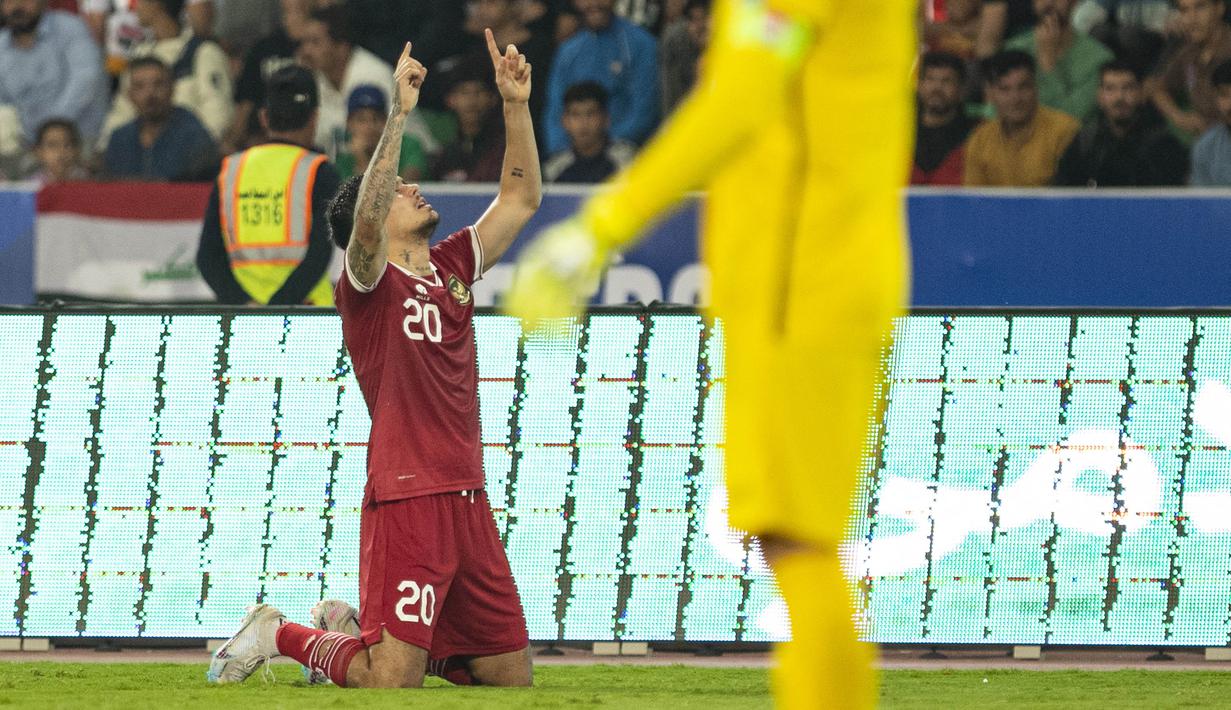 <p>Selebrasi pemain Timnas Indonesia, Shayne Pattynama setelah mencetak gol ke gawang Timnas Irak&nbsp;dalam laga pertama Grup F Kualifikasi Piala Dunia 2026 di Basra International Stadium, Irak, Kamis (16/11/2023) malam WIB. (AFP/Hissein Faleh)</p>