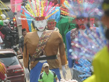 Ondel-ondel memeriahkan karnaval ulang tahun Kota Tangerang Selatan ke-10 di Ciputat, Tangerang Selatan, Minggu (11/11). Karnaval tersebut diikuti lebih dari seratus ondel - ondel se-kecamatan di Kota Tangerang Selatan. (Merdeka.com/Arie Basuki)