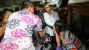 Para penumpang bersalaman dengan Presiden Jokowi saat blusukan ke Kapal Tidar, di Pelabuhan Tanjung Priok, Jakarta, Rabu (17/6/2015). Kedatangan Jokowi untuk mengecek segala persiapan jelang bulan Ramadan 1436 H. (Liputan6.com/Faizal Fanani)