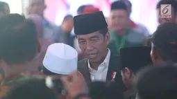 Presiden Jokowi berbincang saat mengunjungi Pondok Pesantren Miftahul Huda, Tasikmalaya, Jawa Barat, Rabu (27/2). Kedatangan Jokowi merupakan bagian dari rangkaian Penyaluran KUR Ketahanan pangan dan aksi ekonomi untuk rakyat. (Liputan6.com/Angga Yuniar)