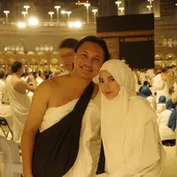 Pesona Mahalini Kenakan Hijab saat Umrah. [@rizkyfbian]