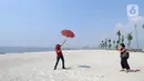 Warga berfoto di hamparan pasir putih White Sand Beach, Pantai Indah Kapuk (PIK) 2, Jakarta Utara, Sabtu (5/6/2021). Hamparan pasir putih buatan sepanjang sekitar 4 Km menjadi salah satu destinasi warga Jabotabek untuk berlibur. (merdeka.com/Arie Basuki)