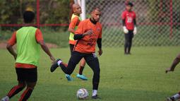 Pemain Persija Jakarta, Gustavo Almeida (tengah) mengontrol bola saat pertandingan internal sesama pemain dalam sesi latihan yang berlangsung di Nirwana Park, Bojongsari, Depok, Jawa Barat, Senin (20/11/2023). (Bola.com/Ikhwan Yanuar)