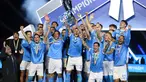 Bek Napoli bernomor punggung 22, Giovanni Di Lorenzo, mengangkat trofi di podium setelah pertandingan final Piala Super Italia melawan Bologna di Stadion King Al-Awwal Park, Riyadh pada Senin 22 Desember 2025 malam waktu setempat. Napoli memastikan diri sebagai juara Piala Super Italia (Supercoppa Italiana) setelah mengalahkan Bologna di partai final. (Fayez NURELDINE/AFP)