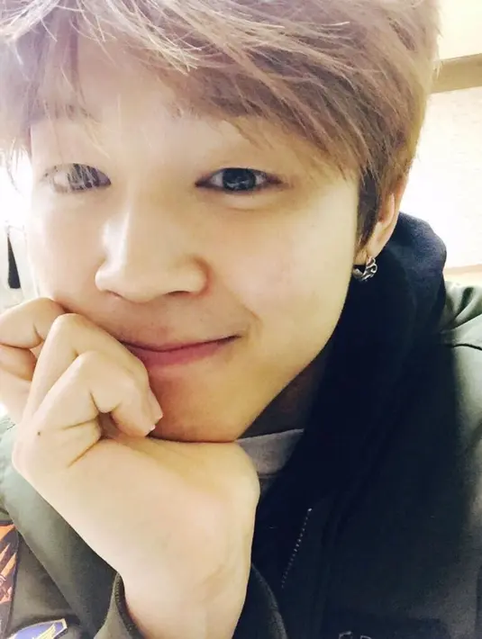 Jimin BTS selalu terlihat tampan di depan publik. Meskipun tak mengenakan makeup, ternyata ia masih terlihat tampan. (Foto: Koreaboo.com)