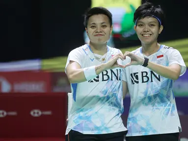 Ganda putri Indonesia, Apriyani Rahayu/Siti Fadia Silva Ramadhanti berpose merayakan kemenangan atas pasangan Thailand, Jongkolphan Kititharakul/Rawinda Prajongjai pada laga babak 32 besar Indonesia Open 2024 di Istora Senayan, Jakarta, Selasa (4/6/2024). Ester Nurumi Tri Wardoyo menang dua game langsung 21-17, 21-16. (Bola.com/M Iqbal Ichsan)