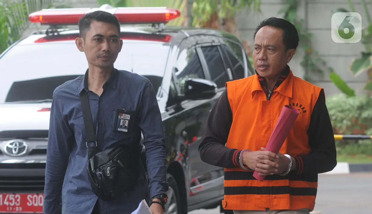 Penyuap Bupati Lampung Utara Agung Ilmu Mangkunegara, Hendra Wijaya Saleh bersiap untuk pemeriksaan di Gedung KPK, Jakarta, Kamis (14/11/2019). Hendra diperiksa sebagai tersangka atas kasus dugaan suap terkait proyek di Dinas PUPR dan Dinas Perdagangan Kab. Lampung Utara. (merdeka.com/Dwi Narwoko)