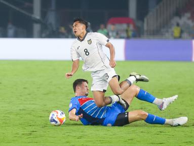 Pemain Timnas Indonesia U-23, Rayhan Hannan, terjatuh saat berusaha melewati pemain Filipina pada laga Grup A Piala AFF U-23 2025 di SUGBK, Senayan, Jakarta, Jumat (18/07/2025) malam WIB. (Bola.com/M Iqbal Ichsan)